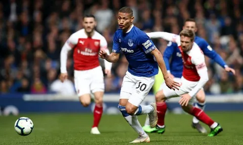 Fan Arsenal: "Cậu ta thi đấu như ông già 80 tuổi"