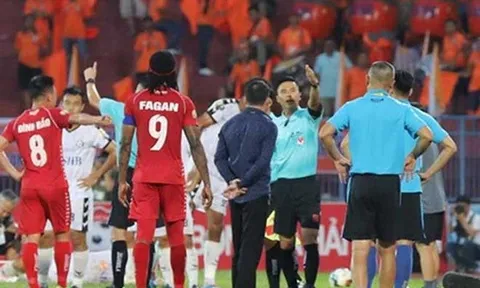 Lạ lùng trọng tài V-League: Liên tiếp rút nhầm thẻ đỏ