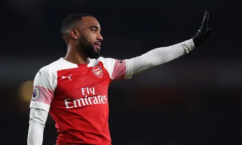 Lacazette lên tiếng, nói lời thật lòng về tài cầm quân của Emery