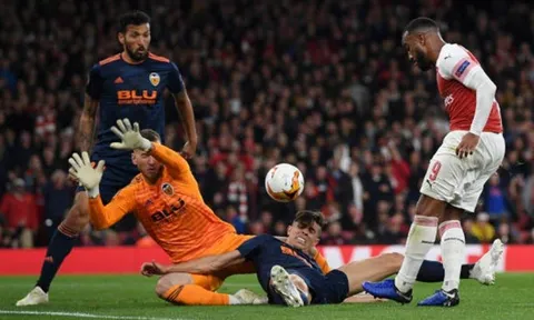 Lacazette vẫn bị CĐV chỉ trích dù lập cú đúp