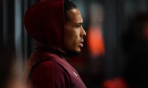 Làm khán giả, Van Dijk vẫn tạo dấu ấn cực lớn tại Anfield