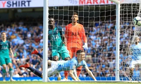 Làm tung lưới Tottenham, sao mai 18 tuổi đi vào lịch sử Man City