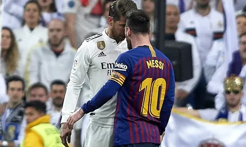 Lãnh trọn cùi chỏ vào mặt, Messi nổi nóng đòi 'tẩn' Sergio Ramos ngay trên sân