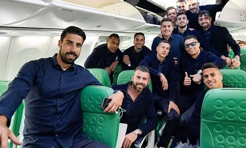 Lên máy bay, Ronaldo không quên thể hiện sự 'độc tôn' ở Juve