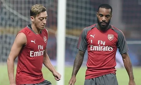 'Lacazette và Ozil không vui khi bị thay ra'