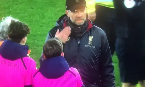 Liverpool mất ngôi đầu, Klopp trút giận lên một chú nhóc