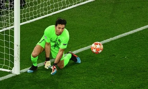 Lời giải thích khó đỡ cho sai lầm của Buffon trước Man Utd