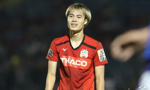 Văn Toàn quá "nhỏ bé" so với trung vệ Quảng Nam, bất lực nhìn HAGL thua thảm