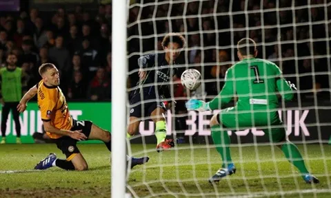 Thủ môn vỡ mũi sau cú sút khủng khiếp của Leroy Sane ở FA Cup