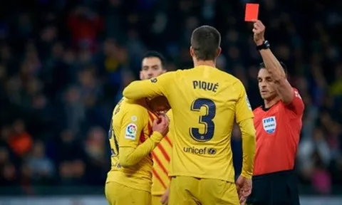 Luis Suarez nói gì về chiếc thẻ đỏ của De Jong?