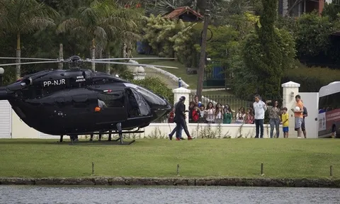 Neymar xuất hiện sang chảnh trên đất Brazil