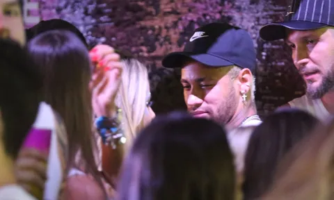 Mặc PSG triệu tập, Neymar vẫn vui vẻ đi quẩy