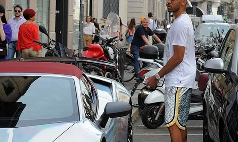 Mặc tin đồn đến Trung Quốc, Aubameyang cực ngầu dạo phố với siêu xe