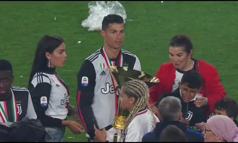 Mải nâng cúp, Ronaldo có hành động làm đau con trai cưng