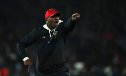 Man United đi tiếp và đây là hành động của Paul Pogba với CĐV