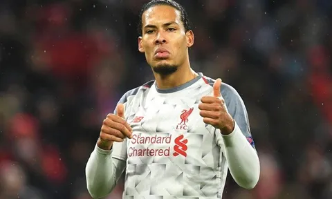 Man Utd 'điên cuồng' hỏi mua Van Dijk, Southampton chỉ trả lời 1 câu