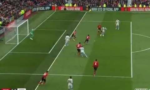 Man Utd hưởng lợi từ 2 quyết định gây tranh cãi trước West Ham