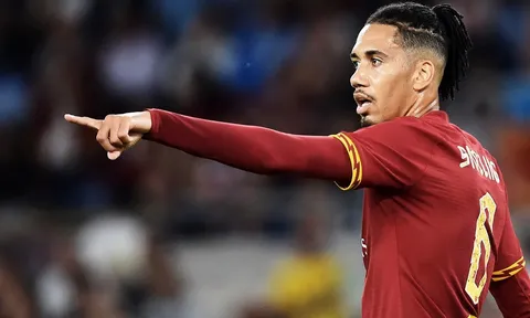 Man Utd ra giá "rẻ bèo", nhưng Roma khó mua được Smalling