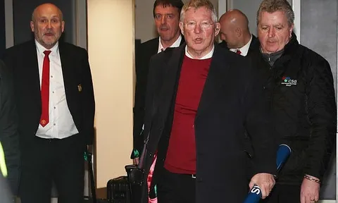 Sir Alex nở nụ cười tươi khi cùng Man Utd rời Paris