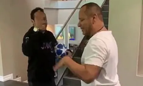 Mang bóng Champions League về nhà, Neymar bày trò 'hỗn' với bố