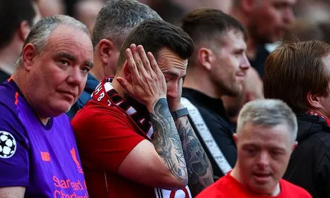 Mang cả áo Brighton đến sân, CĐV Liverpool vẫn phải ôm mặt nức nở