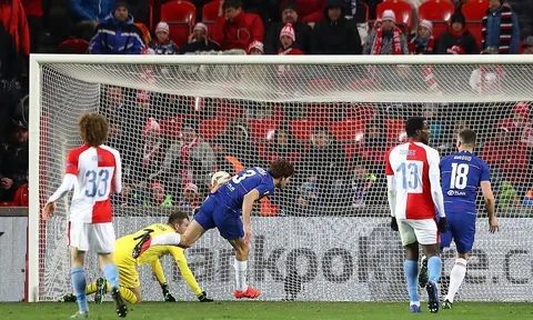 Marcos Alonso đột nhập vòng cấm và đánh đầu như Ronaldo