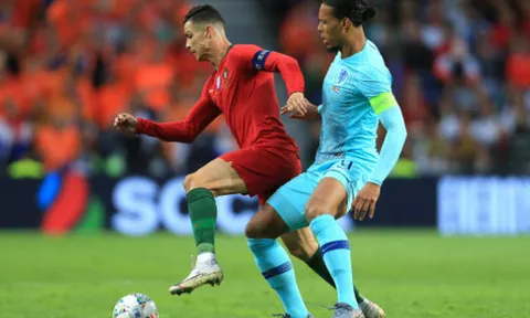 Mất chức vô địch, Van Dijk vẫn 'gạt giò' thành công Ronaldo