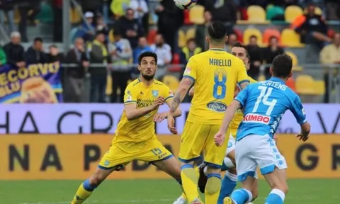 Mertens ghi bàn, Napoli đẩy Frosinone tiến gần đến Serie B