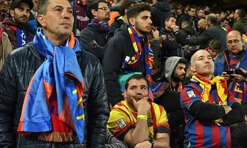 Messi bị fan Barcelona hỏi tội ngay ở sân bay