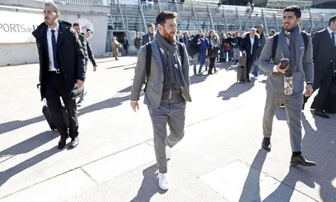 Messi khá 'bảnh' cùng Barca hành quân đến Pháp