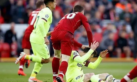 Messi nhận hành vi không tôn trọng từ hậu vệ Liverpool