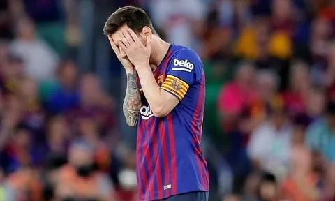 Messi ôm mặt, bất lực chứng kiến Barca trượt dài trong thất vọng