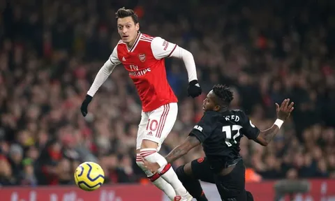 Chơi cực hay, Ozil hóa "máy chạy" cày nát tuyến giữa Man Utd ra sao?