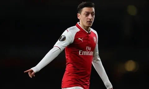 'Emery không tin tưởng Ozil...'
