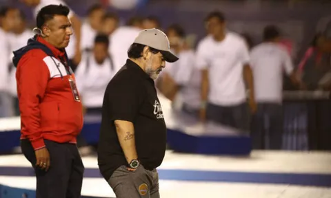 Một năm tại Mexico, "Cậu bé vàng" Maradona đã thành 'Cậu bé bạc'