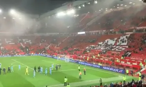 Một Old Trafford vắng người, Man Utd đau lòng chăng?