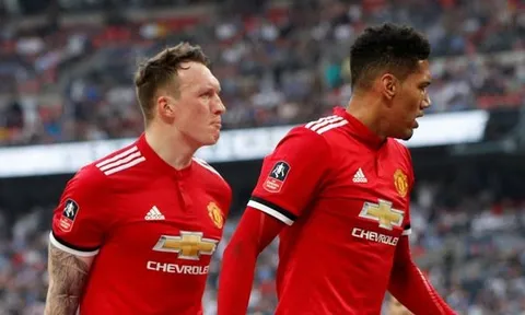 M.U dậy sóng! Đồng đội phẫn nộ với Young, Smalling và Jones vì 1 điều