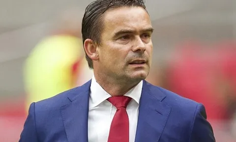 Muốn bổ nhiệm Overmars, Arsenal phải chờ đến mùa hè