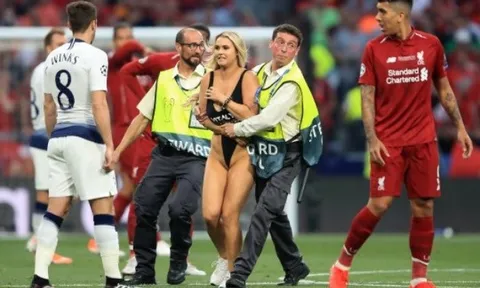 Mỹ nữ thiếu vải, lộ điểm nhạy cảm khiến cầu thủ Liverpool lẫn Tottenham đỏ mặt