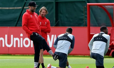 Trở về Anh quốc chuẩn bị đại chiến, đây là hành động khó tin của Klopp với học trò