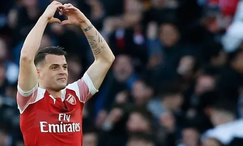 Nã rocket hạ gục De Gea, Xhaka được đồng đội đặt biệt danh rất kiêu