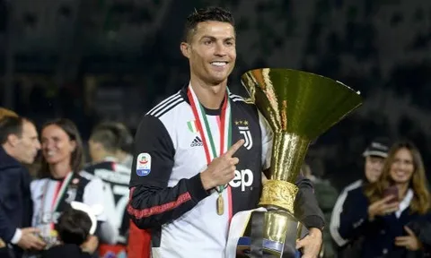 Nâng cúp 'chất lừ', Ronaldo làm 1 điều với Allegri ngày chia tay Allianz
