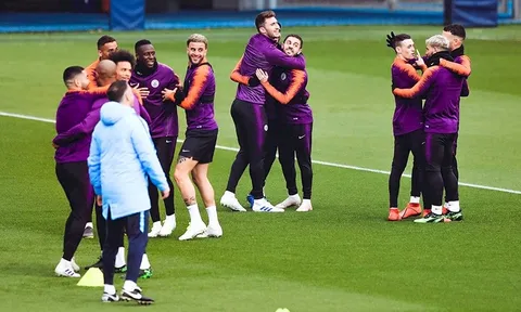 Đây là hành động và thái độ không ngờ của dàn sao Man City trước giờ đại chiến sinh tử