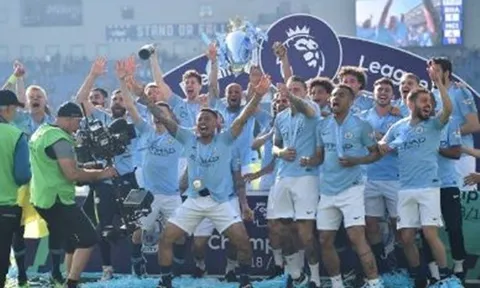 Kompany cùng các đồng đội "gầm thét" với chức vô địch EPL thứ 2 liên tiếp