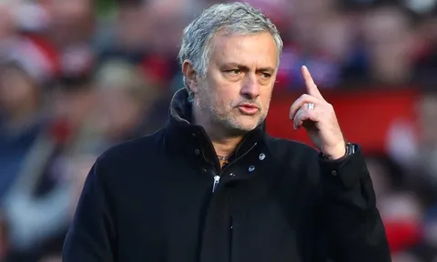 "Nếu Sarri rời đi, Mourinho nên trở về Chelsea và giúp đỡ cậu ấy"