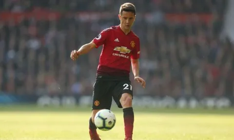 Neville chỉ trích BLĐ M.U thậm tệ khi Herrera sắp tới PSG
