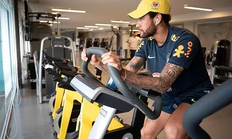 Neymar rầu rĩ ngồi nhìn đồng đội tập luyện