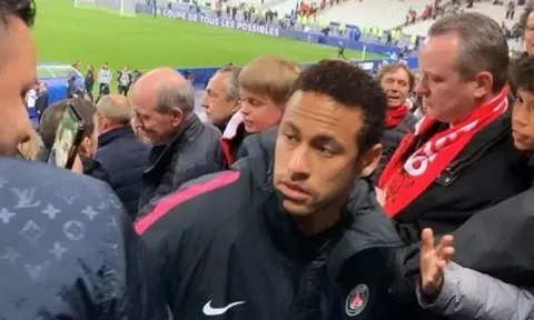 Neymar trả giá đắt vì đấm cổ động viên
