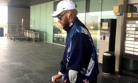 Neymar trở về quê nhà Brazil điều trị chấn thương