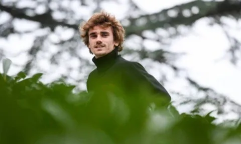 Ngày Pháp hội quân, Griezmann xuất hiện như 'bà nội trợ'